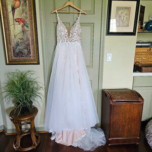 Chic Ivory Lace Bridal Gown